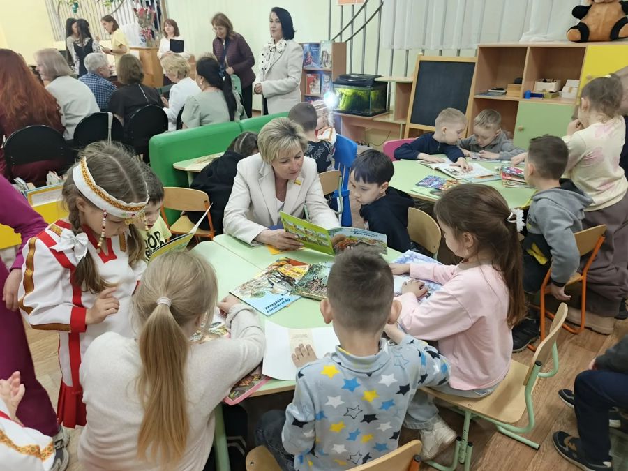 Депутат Ольга Петрова поздравила сотрудников библиотек с профессиональным праздником