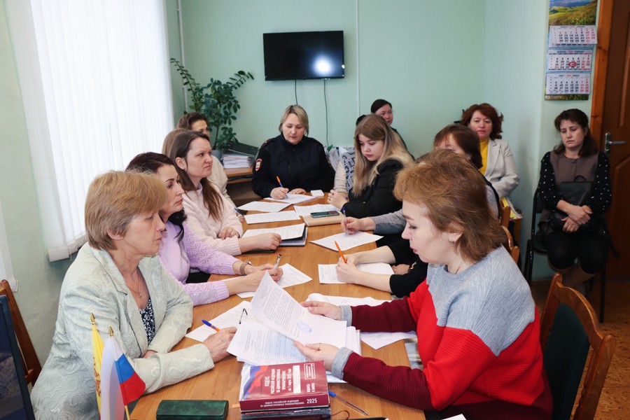 Состоялось очередное заседание Комиссии по делам несовершеннолетних и защите их прав  при администрации Ядринского муниципального округа.