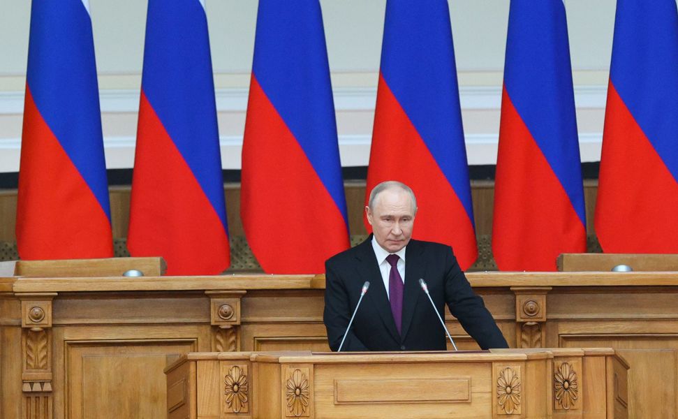 Президент России Владимир Путин поблагодарил всех парламентариев за значимый вклад в достижение национальных целей развития