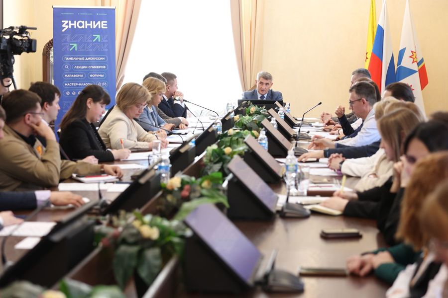 Олег Николаев поручил открыть лектории Общества «Знание» в каждом муниципалитете