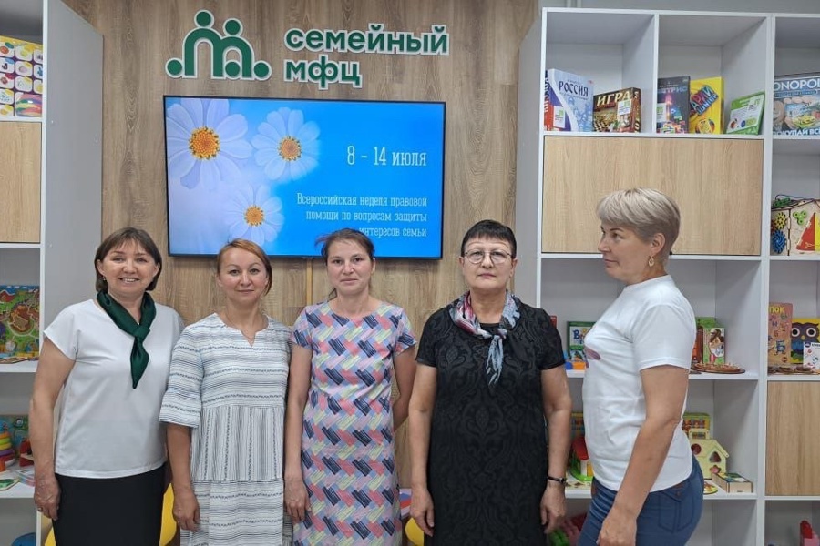 В Семейном МФЦ прошла консультация по вопросам защиты интересов семьи
