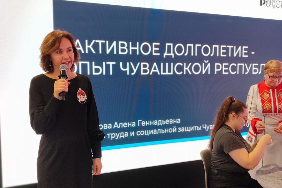 Алена Елизарова посетила площадку Минтруда России на выставке «Россия»
