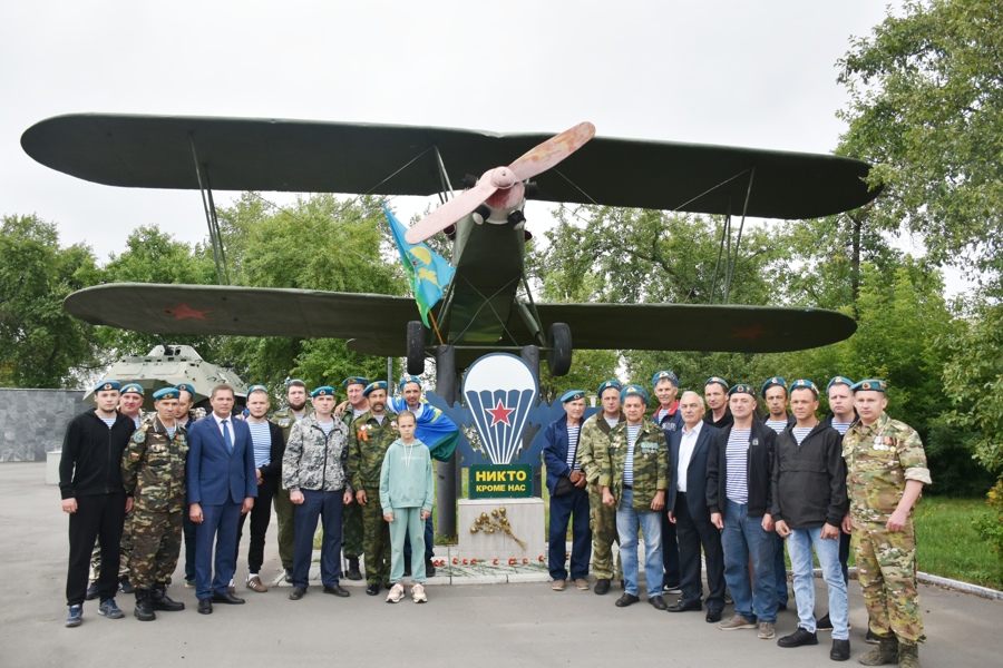 С праздником, крылатая пехота!