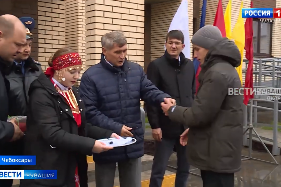 В Чебоксарах жильцам аварийных домов вручили долгожданные ключи от новых квартир