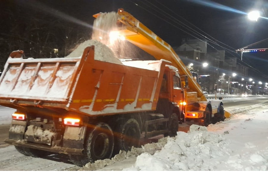 В городе Чебоксары продолжаются работы по уборке и вывозу снега