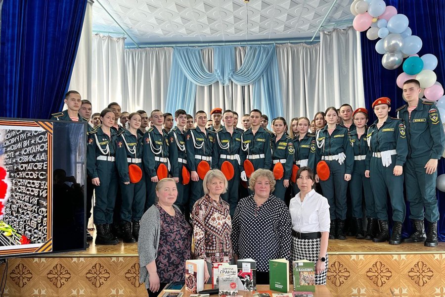Специалисты Чувашской республиканской детско-юношеской библиотеки приняли участие в открытом уроке мужества «Поклонимся великим тем годам…»
