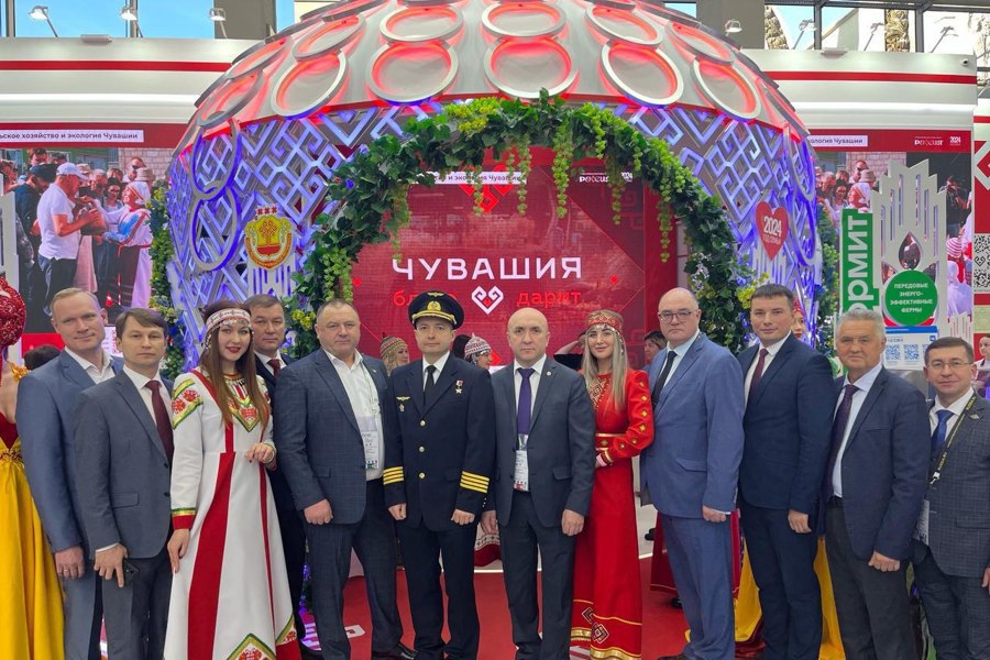Герой России Дамир Юсупов посетил экспозицию Чувашии на выставке-форуме «Россия»