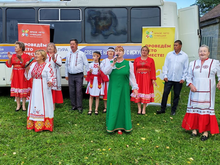 Музыка, танцы и улыбки: «Автоклуб» продолжает дарить праздник жителям округа