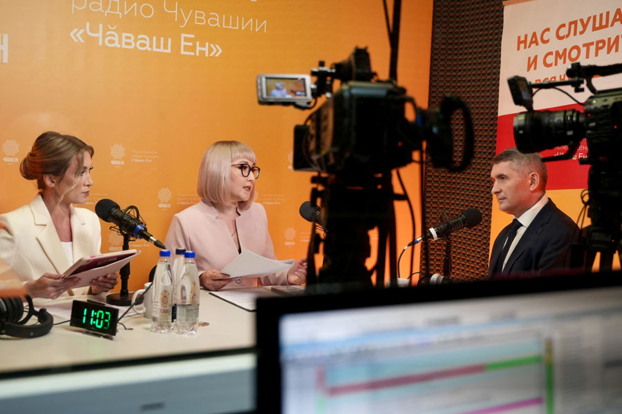Олег Николаев убежден, что управляющие компании работают для жителей, и собственники квартир определяют и контролируют качество работ УК