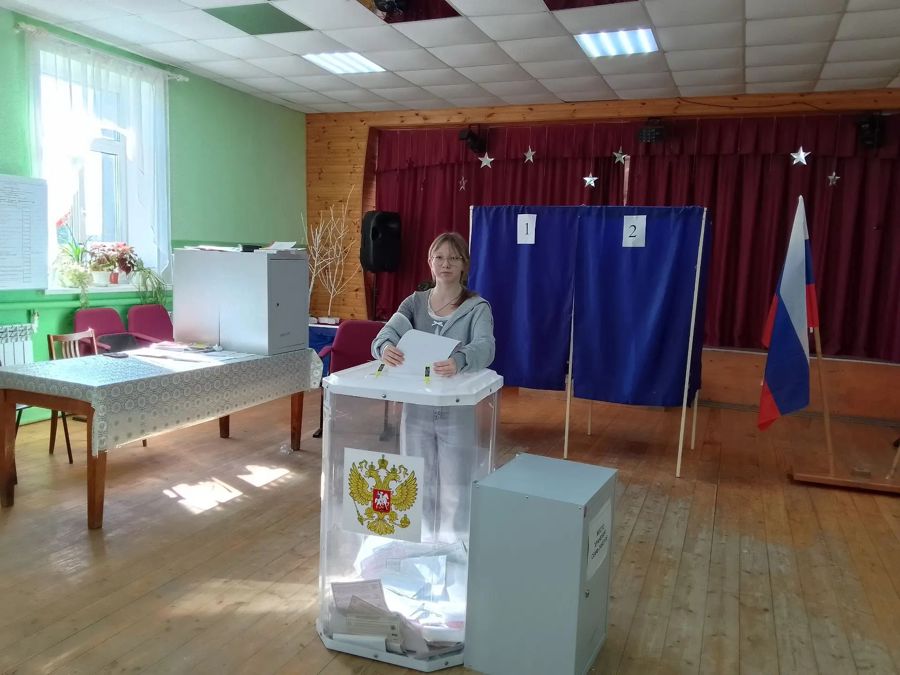 На избирательных участках — особые гости: молодые жители, для которых эти выборы стали первыми в жизни
