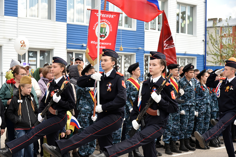 Парад у памятника им. Ленина в п. Ибреси