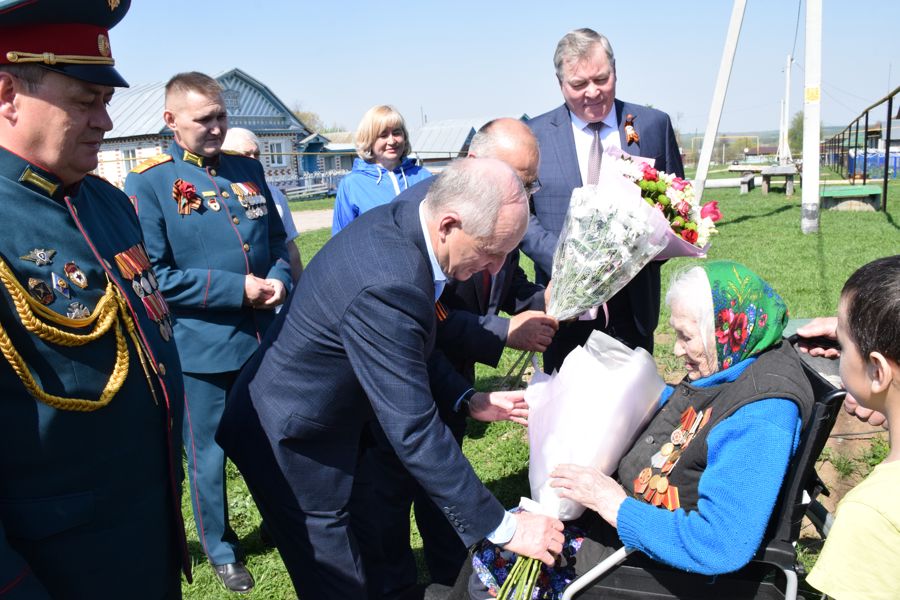 102-летний ветеран войны Клавдия Гавриловна Ижетникова принимает поздравления с Днём Победы.