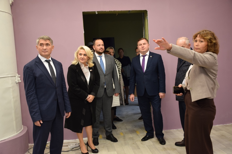 Олег Николаев ознакомился с ходом реставрационных работ старой школы в селе Красные Чети