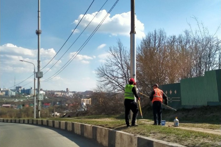 В Чебоксарах продолжается помывка опор освещения