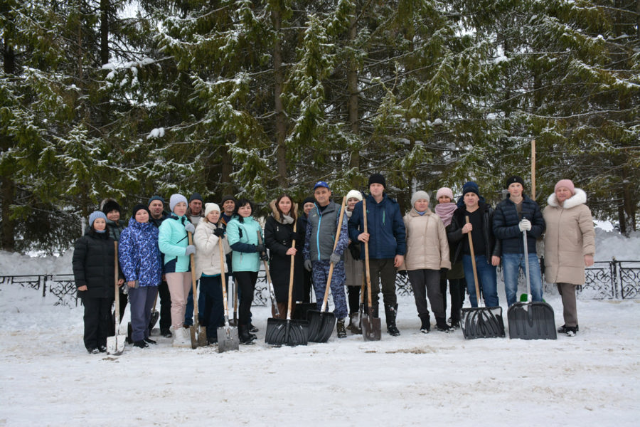 Работники администрации Вурнарского муниципального округа дружно вышли на субботник по очистке снега