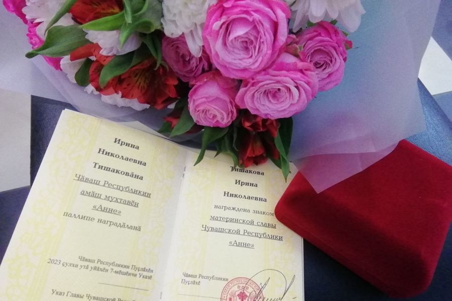 Жительнице Новочебоксарска Ирине Тишаковой вручили знак материнской славы «Анне»