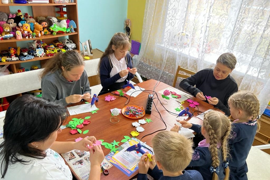 В Новочебоксарском комплексном центре социального обслуживания населения продолжает работу семейная гостиная «Мастерица»