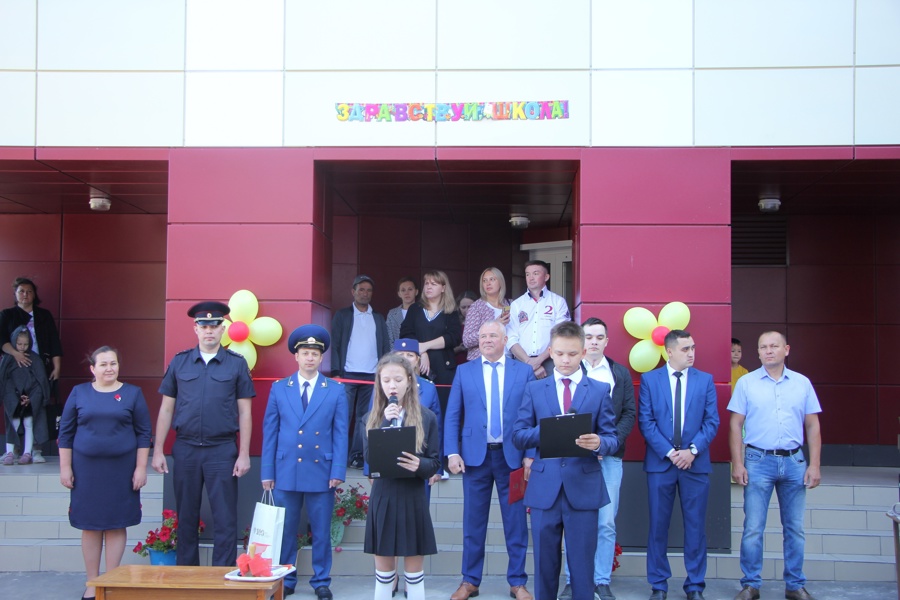 Николай Хорасев принял участие в торжественных линейках в честь Дня знания в Большекатрасьской и Ишлейской школах