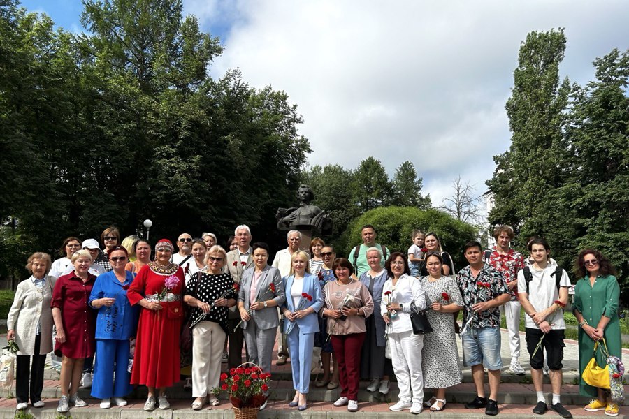 Состоялась церемония возложения цветов к памятнику Михаилу Сеспеля
