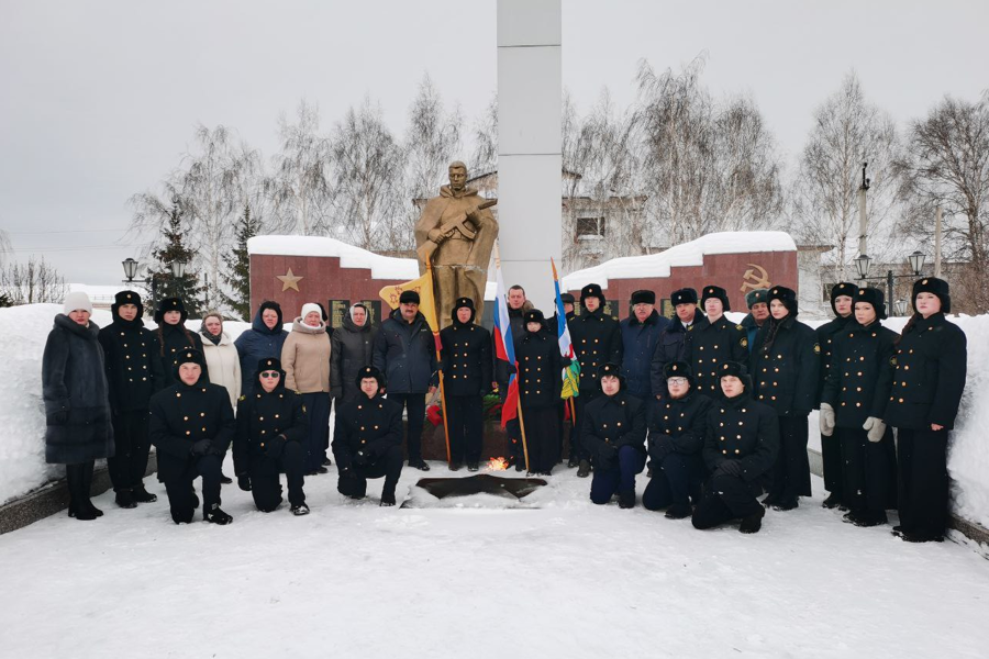 В День защитника Отечества в Порецком округе прошла акция «Цветы у обелиска»
