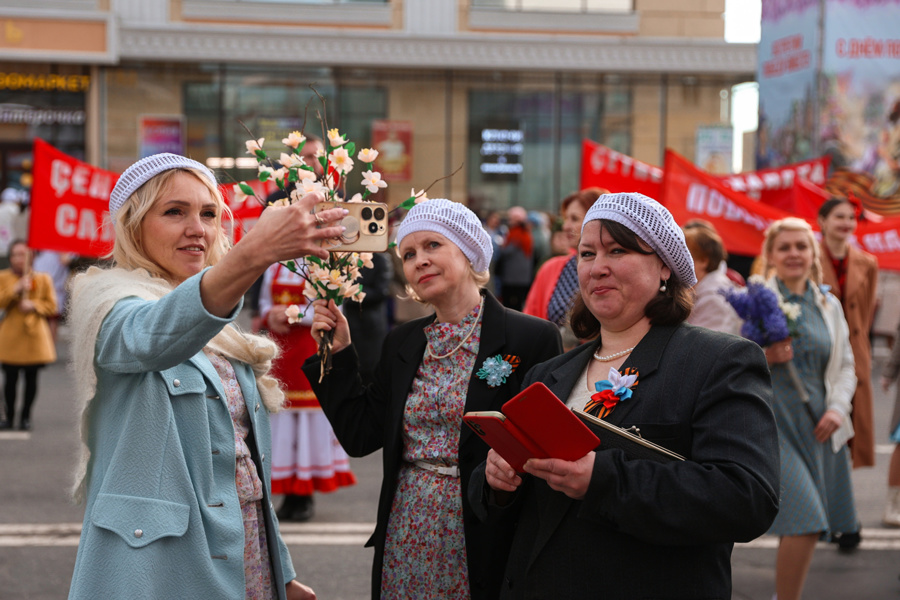 Знамена Победы, ретро-плакаты, песни под гармонь и послевоенный вальс. Столица Чувашии на несколько часов погрузилась в май 1945 года