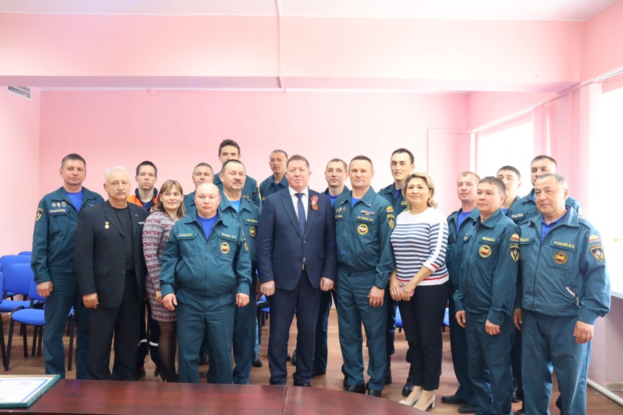 В день профессионального праздника Министр Чувашской Республики по делам гражданской обороны и чрезвычайным ситуациям Сергей Павлов вручил водолазам ведомственные награды МЧС Чувашии