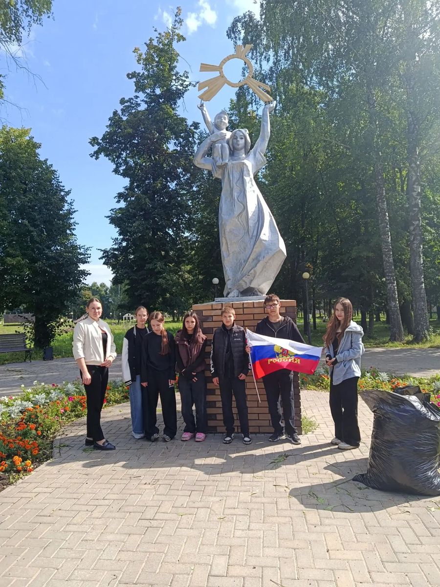 «Цвета Родины» в камне и зелени: молодёжь п. Урмары заложила новую традицию