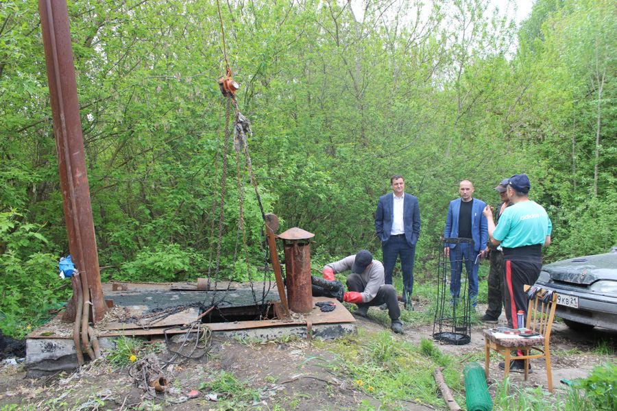 Сегодня глава Шемуршинского муниципального округа Сергей Галкин провёл очередную выездную проверку канализационно‑насосных станций села Шемурша.