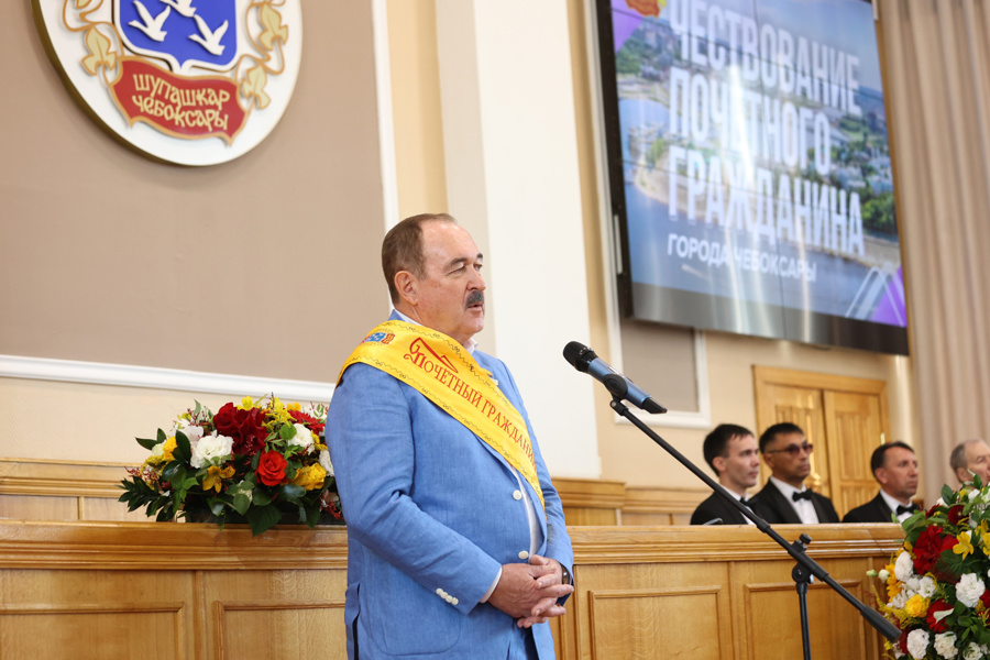 Олег Николаев поздравил Михаила Резникова с присвоением звания Почетного гражданина города Чебоксары