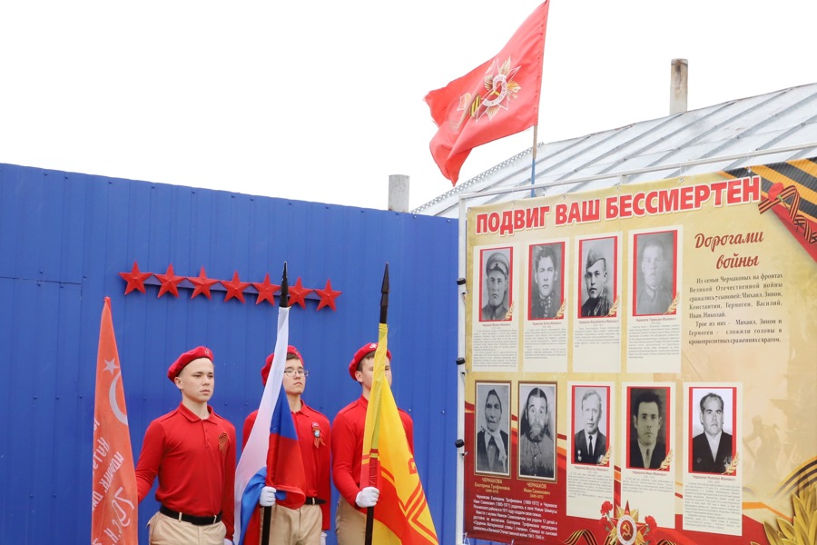 На фронт ушли 7 сыновей: в селе Шимкусы открыли мемориальную доску памяти братьев Чермаковых