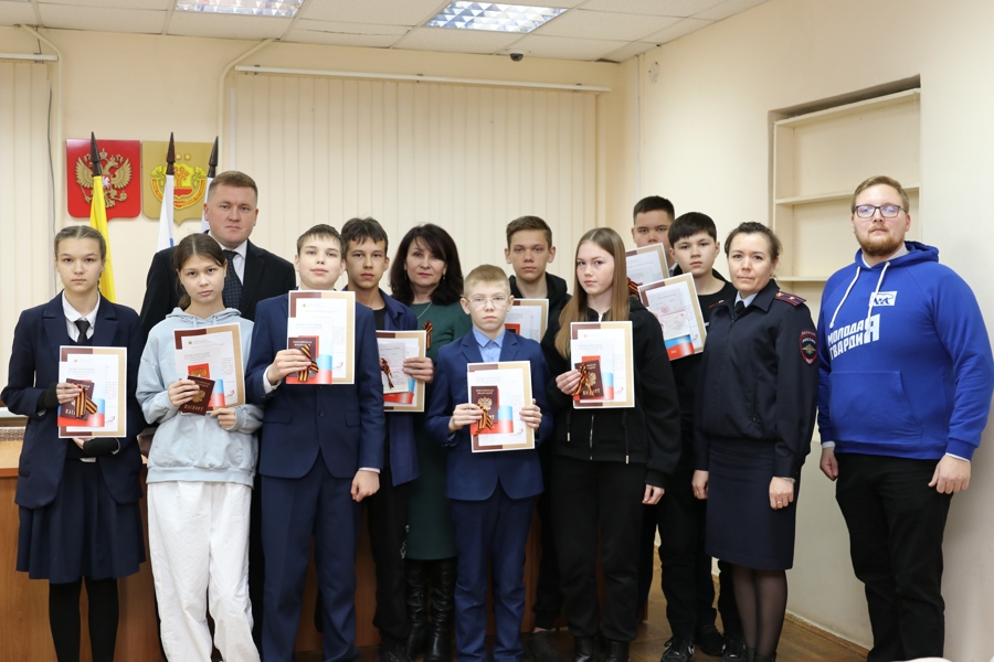 Торжественное вручение паспортов юным гражданам России