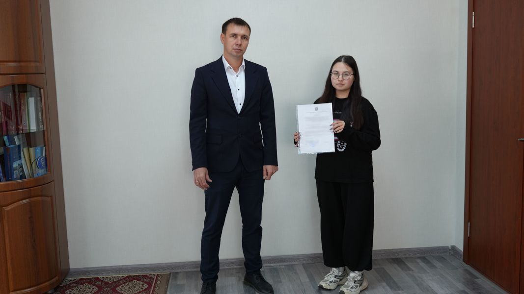 Павел Семенов вручил сертификат на приобретение квартиры