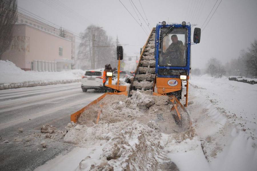 Более 120 единиц техники вышли на уборку Чебоксар
