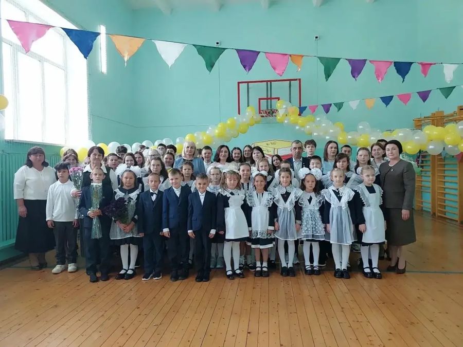 Торжественная линейка, посвященная Дню знаний в Новобайбатыревской школе