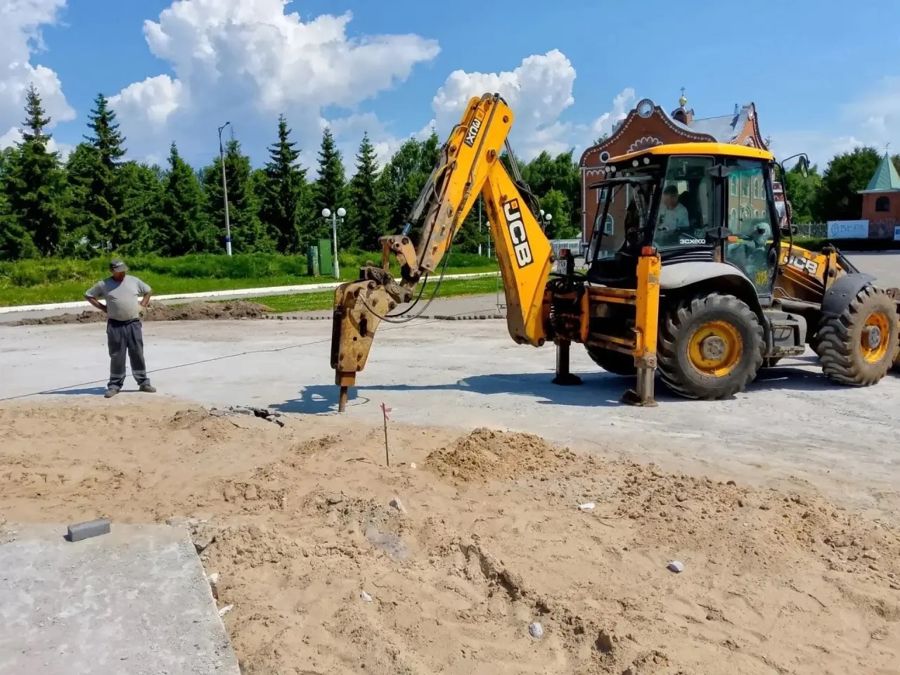 На Соборной площади продолжается активное обновление в рамках второго этапа благоустройства.