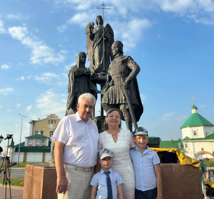 Поздравление Председателя Госсовета Чувашии Леонида Черкесова с Днем семьи, любви и верности