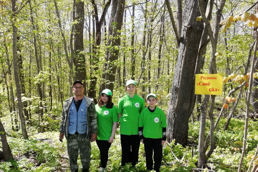 Участники школьного лесничества «Лесные робинзоны» очистили территорию родника в Урмарском округе