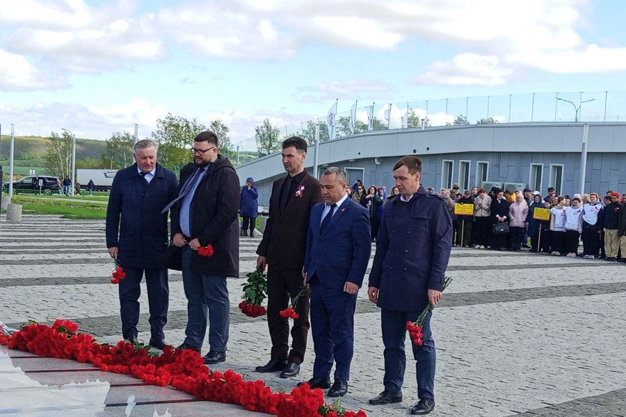 Глава Красноармейского муниципального округа Павел Семенов почтил память тружеников тыла у Мемориала «Строителям безмолвных рубежей»