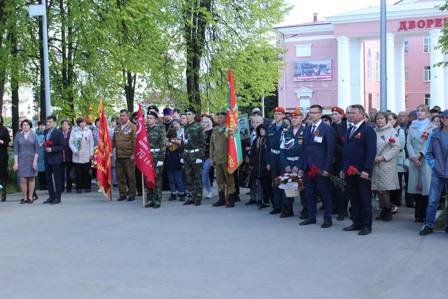 В городе Канаш возложили цветы к обелиску Славы воинам-вагоноремонтникам, павшим в годы Великой Отечественной войны