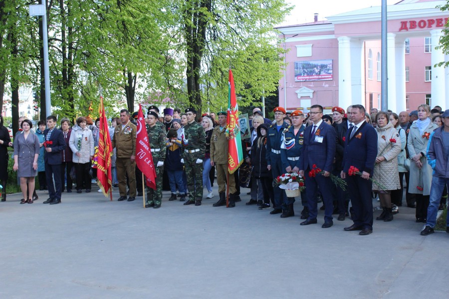 В городе Канаш возложили цветы к обелиску Славы воинам-вагоноремонтникам, павшим в годы Великой Отечественной войны