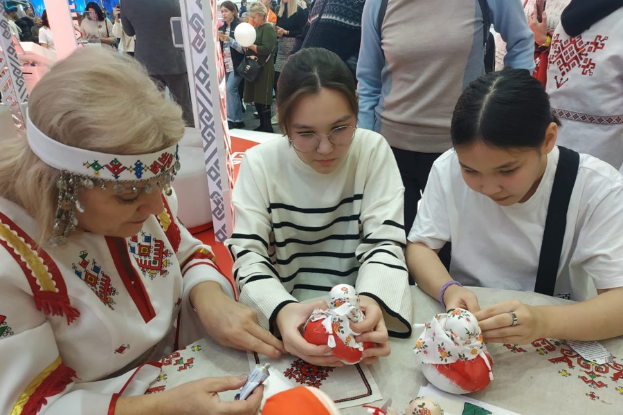 Сестры из Киргизии на выставке ВДНХ изготовили куклу «Крупеничку»