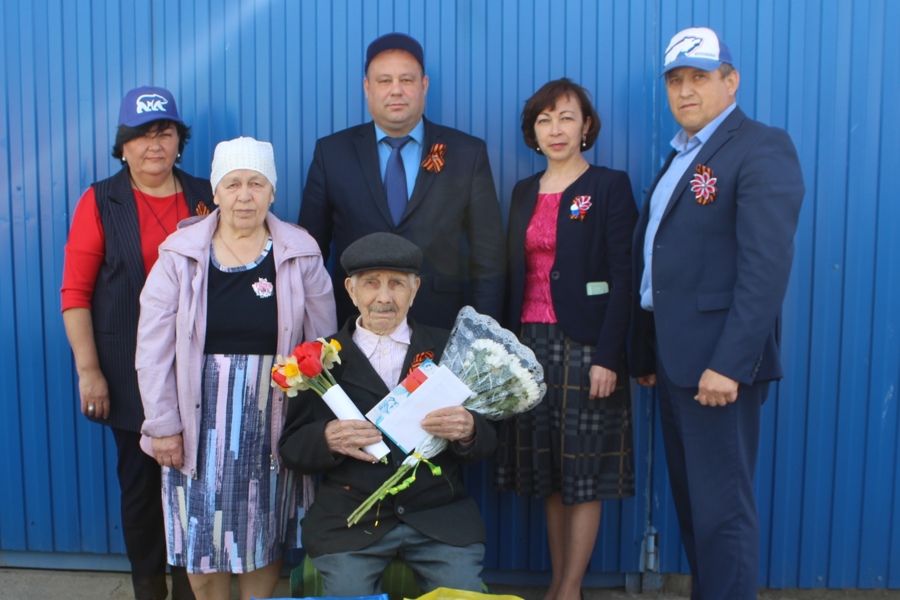 Глава администрации Шемуршинского муниципального округа Александр Чамеев поздравил ветеранов с 78-й годовщиной Победы в Великой Отечественной войне
