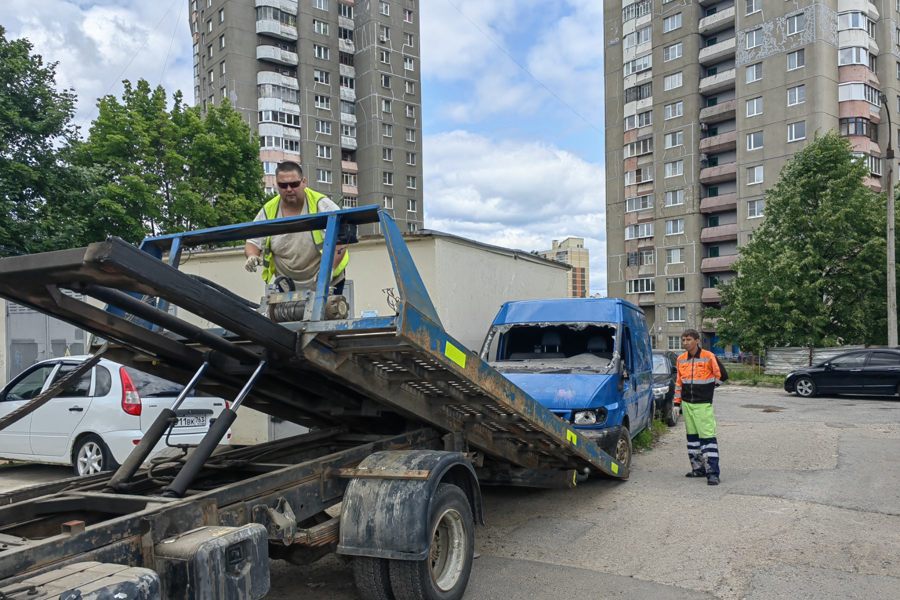 Эвакуация брошенного транспорта в Новоюжном районе