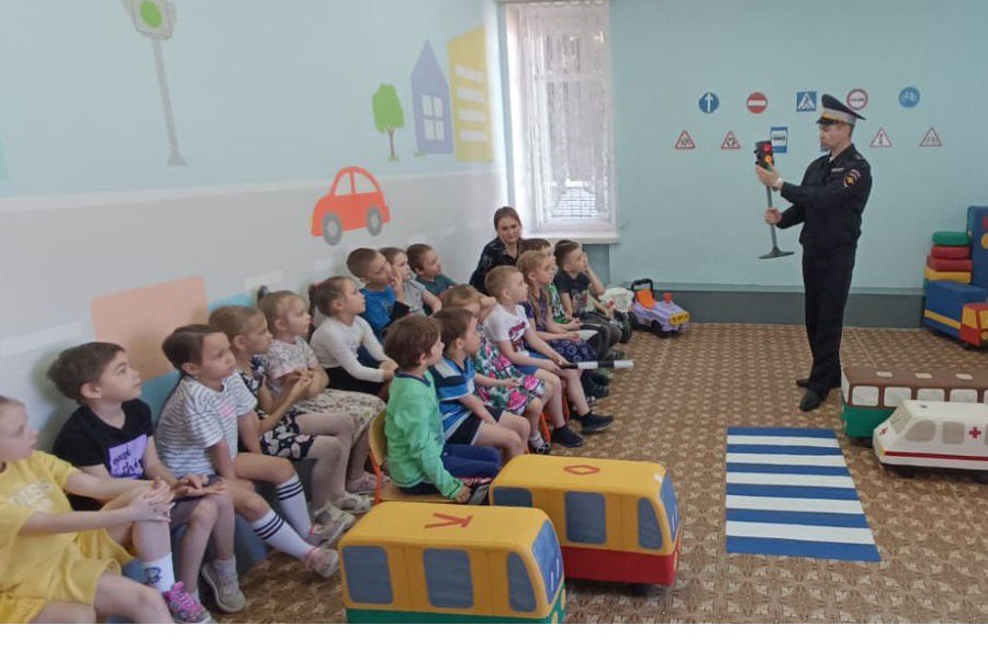 Сотрудник отдела Госавтоинспекции по г. Новочебоксарск провел занятие в детском саду №43