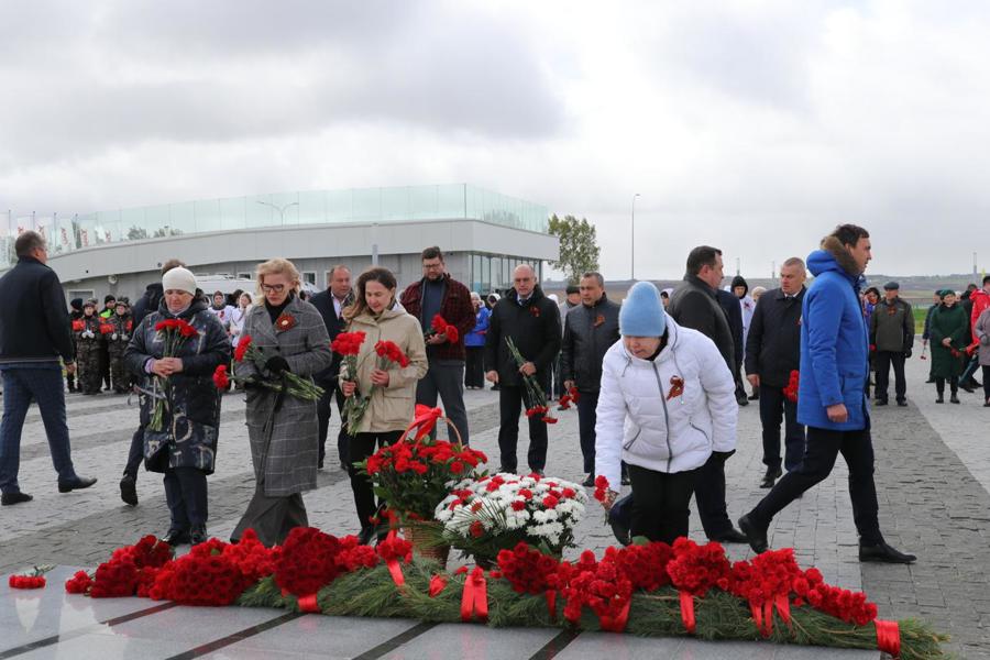 В преддверии Дня Победы делегация Цивильского округа приняла участие в возложении цветов к Мемориалу строителям Сурского и Казанского оборонительных рубежей