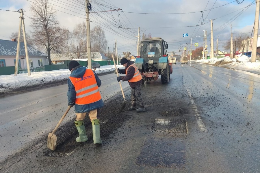 В Чебоксарах продолжается ямочный ремонт литым асфальтобетоном