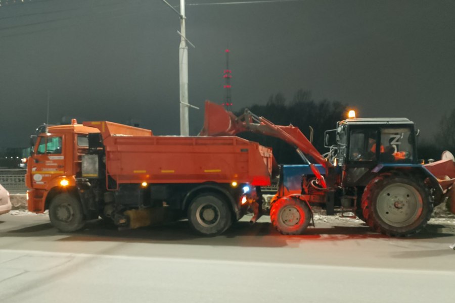 В Чебоксарах уборка дорог и придорожных полос не прекращается