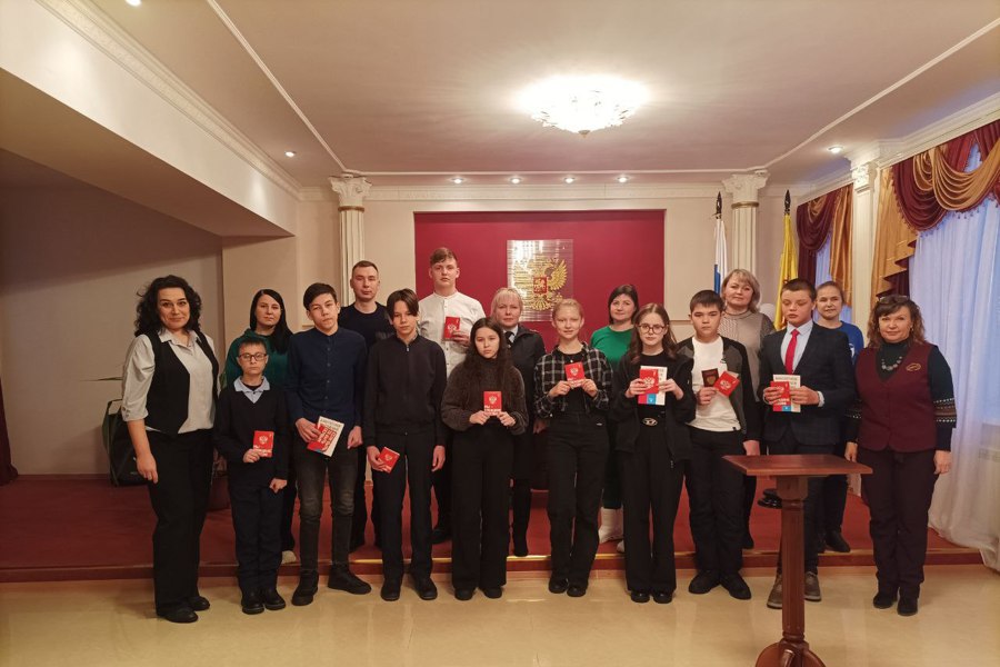 Торжественная церемония вручения паспортов ко Дню Конституции в Ибресинском муниципальном округе