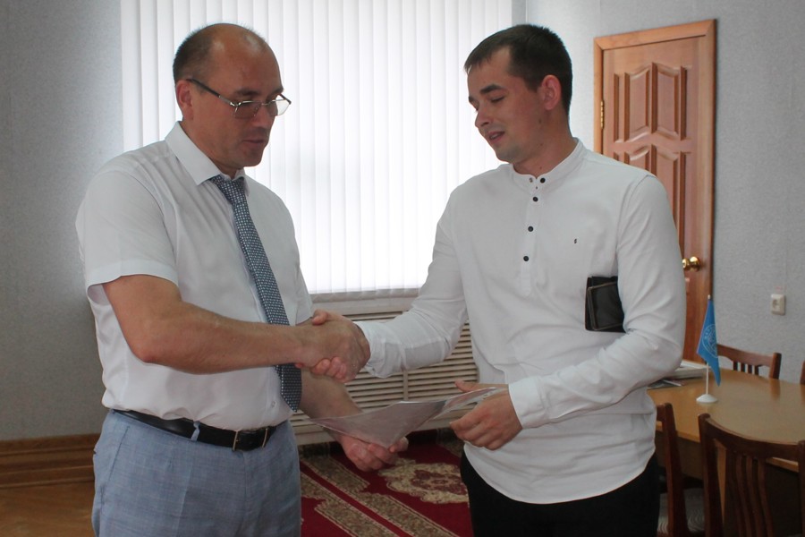 Владимир Петров вручил жилищный сертификат на предоставление социальной выплаты на приобретение собственного жилого помещения
