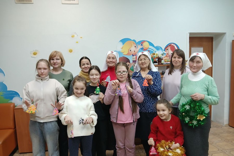 Встреча с сёстрами милосердия: изготовление елочки и рождественского венка